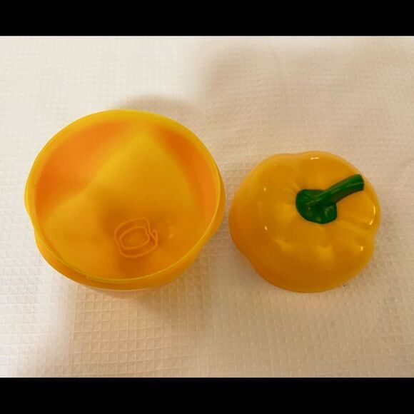 New Yellow Bell Pepper Storage Saver Keeper Vegetable Kitchen Tool Gadget. - Picture 6 of 8